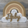 Regenboog naamdecoratie met voetjes Gepersonaliseerde regenboog naamdecoratie voor de babykamer