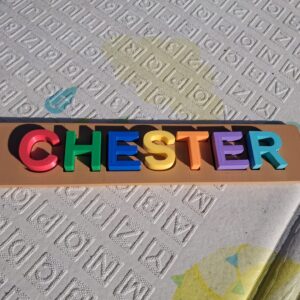 Gepersonaliseerde 3D naam puzzel met kleurrijke losse letters