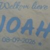 Detail van naam en geboortedatum Bedrukking van gepersonaliseerde babyromper met naam