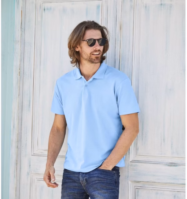 model gedragen gepersonaliseerde-polo-eigen-tekst-logo Gepersonaliseerde polo gedragen door een model